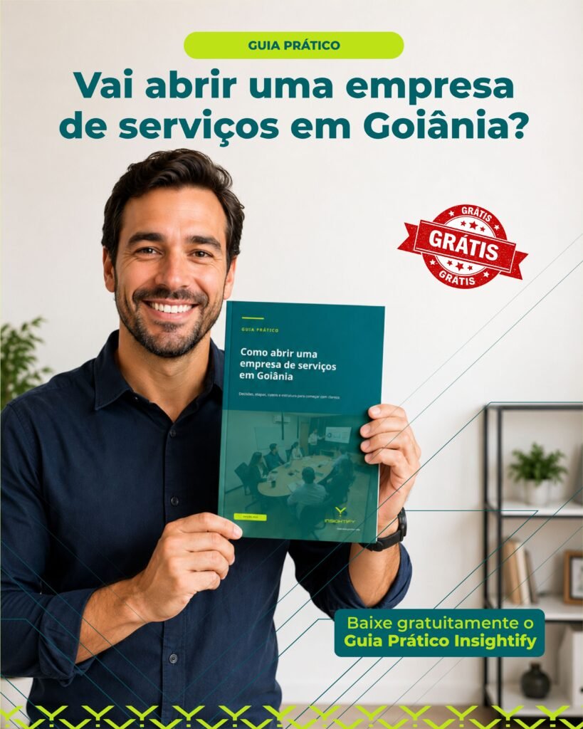Empreendedor segurando o Guia Prático Como Abrir Uma Empresa de Serviços em Goiânia